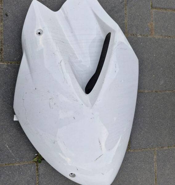 Левый боковой обтекатель