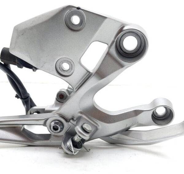 Правый кронштейн подножки водителя 2018 год