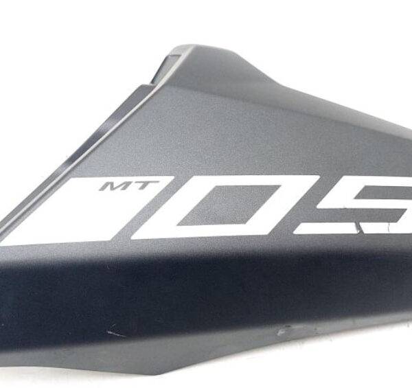 Левая боковая накладка воздухозаборника 2019 год