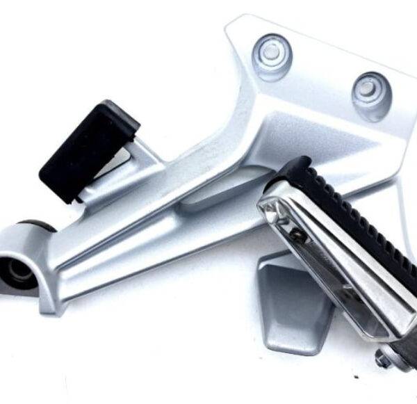 Правый кронштейн задней подножки 2016 год