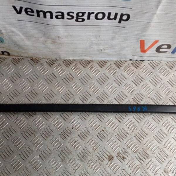 Левая накладка лобового стекла (молдинг)