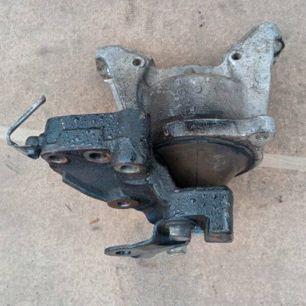 Крепление двигателя