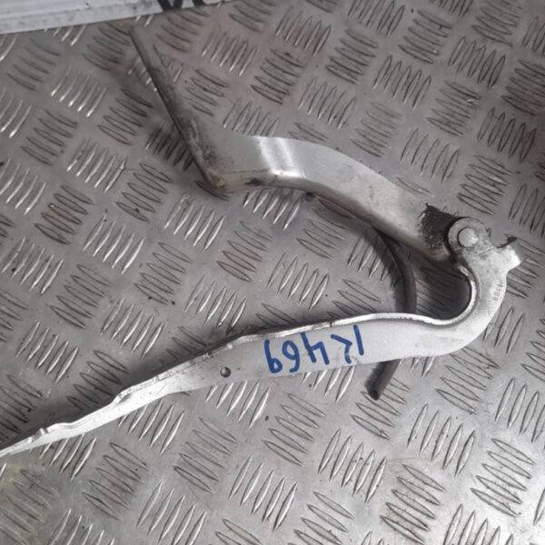 Петля капота