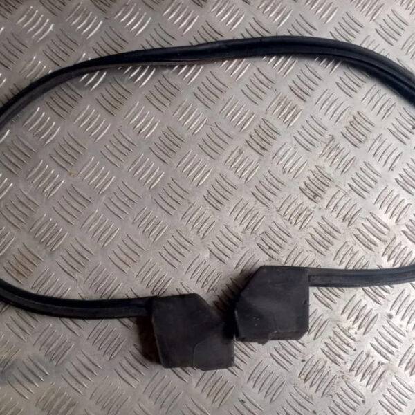 Уплотнитель капота